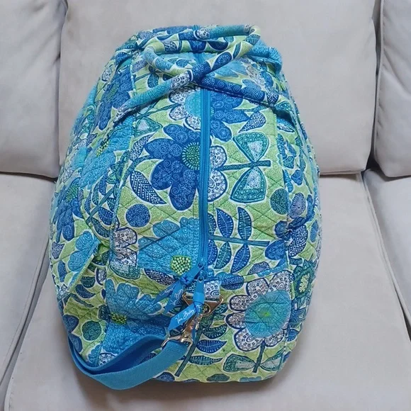 Vera Bradley Grand Traveler Tote / Duffel In Doodle Daisy Pattern - Picture 6 of 17